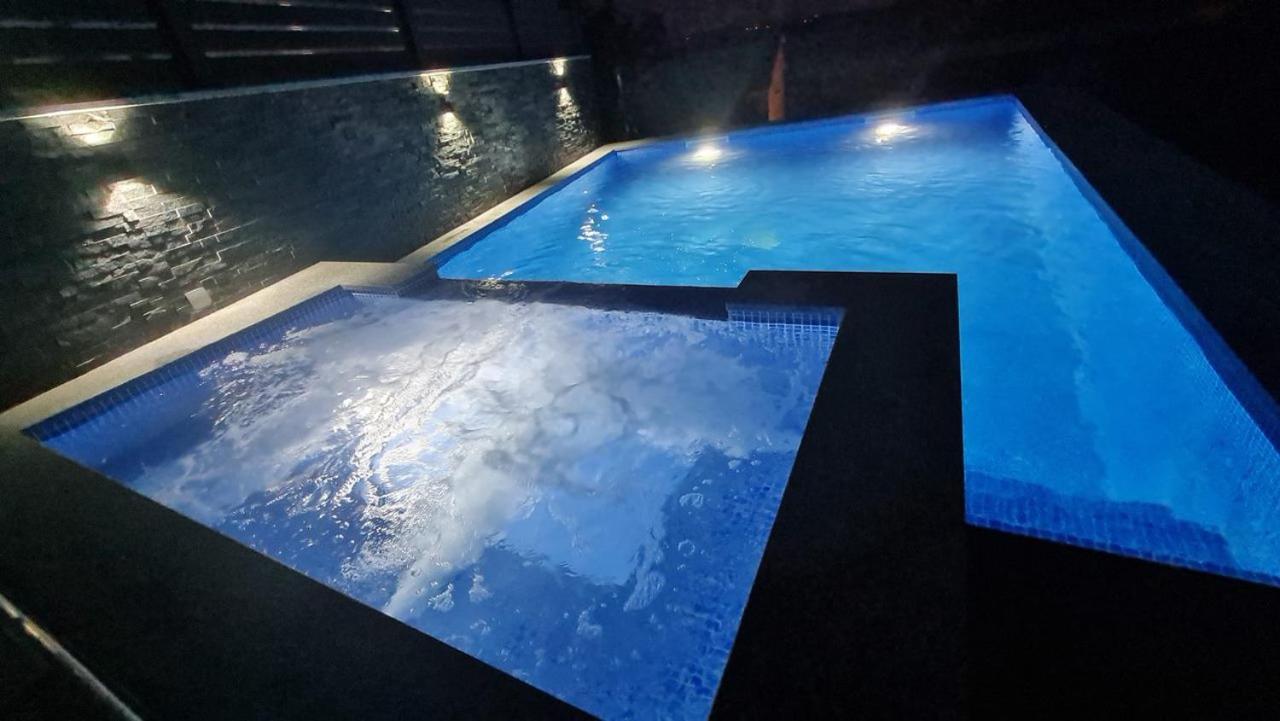 דראמליי Apartments Blazevic, Heated Pool&Jacuzzi מראה חיצוני תמונה